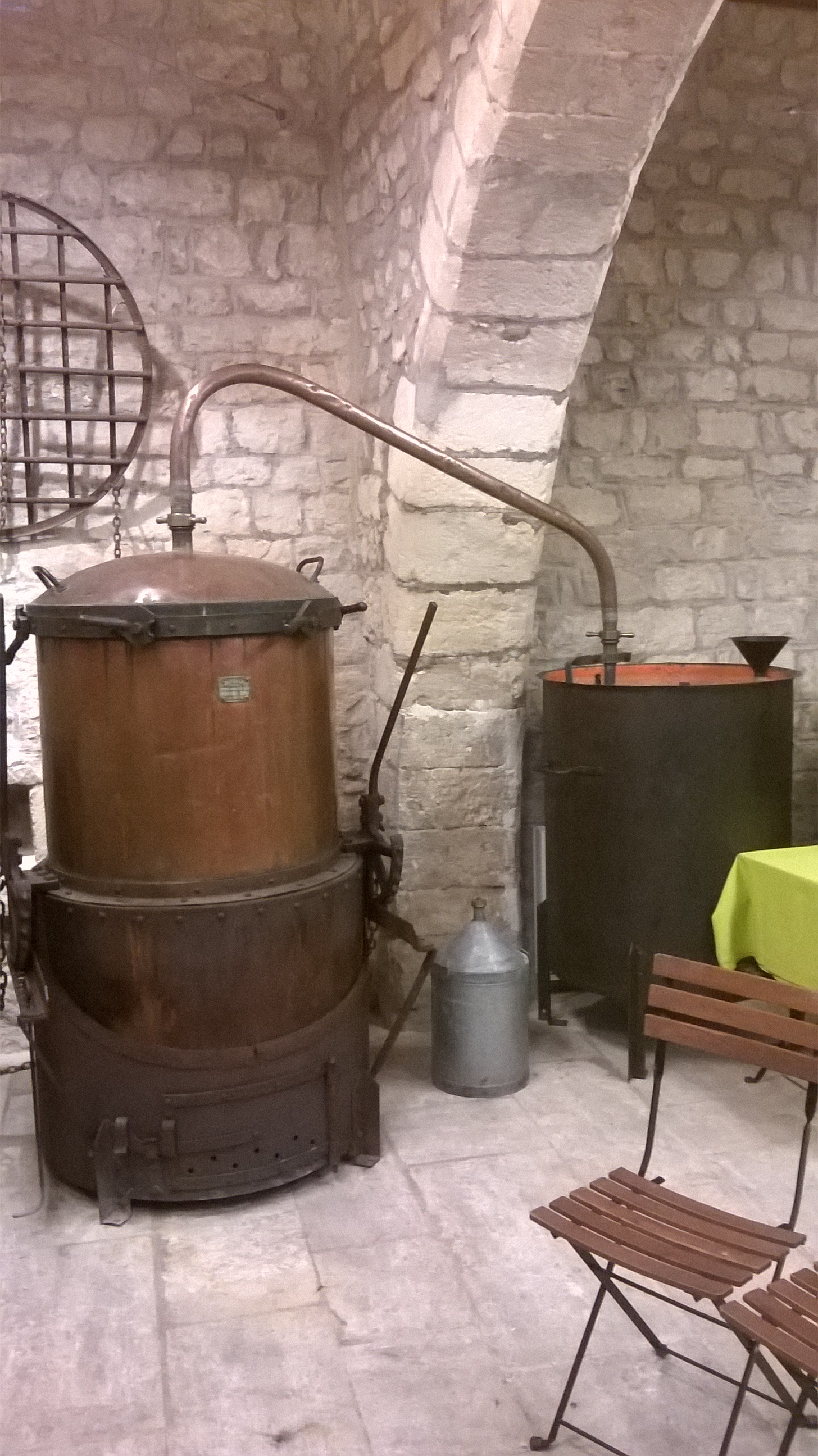 Les alambics à bain-marie et injection de vapeur - Absolue Lavande Sisteron  local culturel et commercial - Fabrication de Liqueurs - Huiles Essentielles
