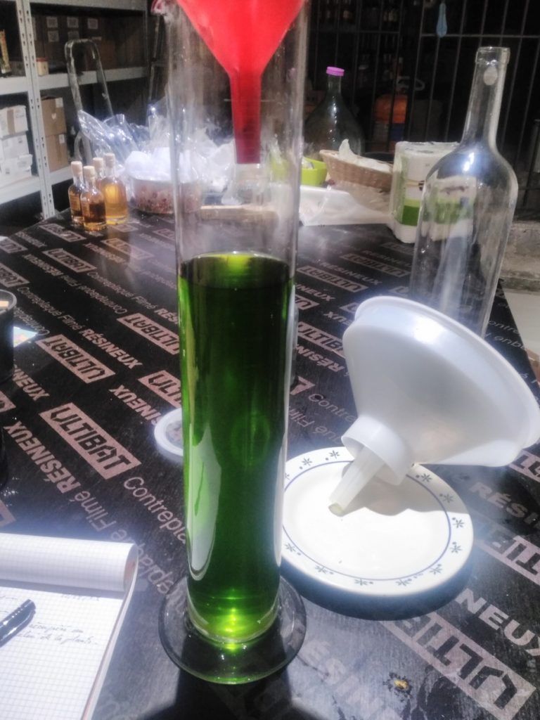 Macérat de verveine en éprouvette