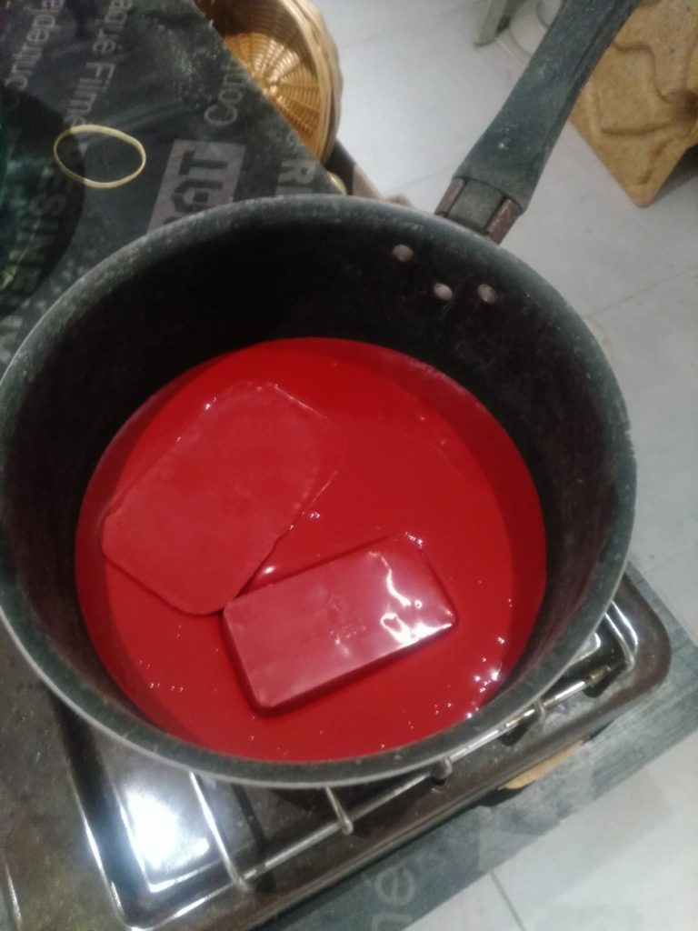 La cire à cacheter rouge fond