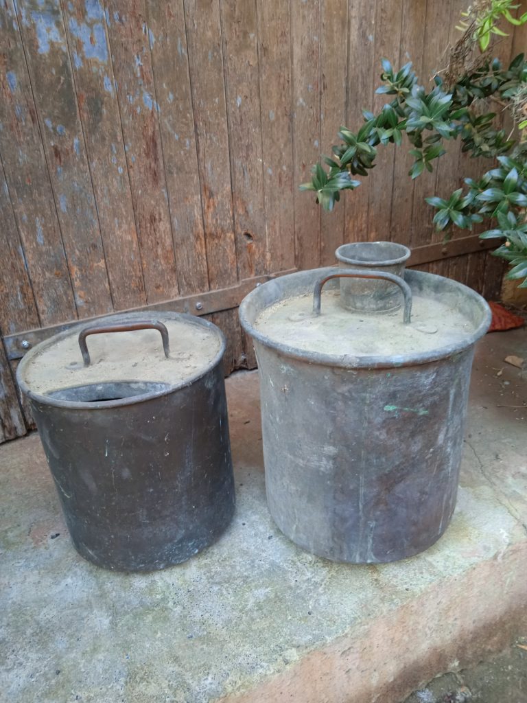 Pots à eaux florales avant nettoyage