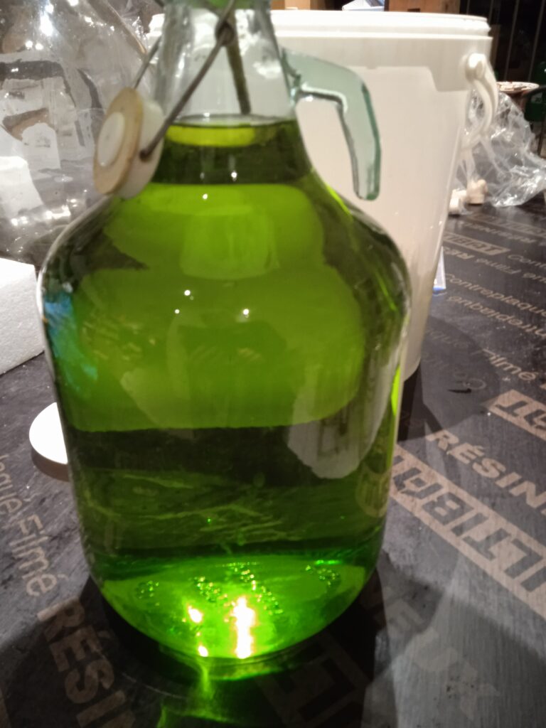 Génépi soutiré en fin de macération, mais pas encore coupé, il est à 96% d'alcool pur